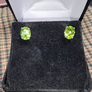Sterling 4ctw Peridot Studs💚